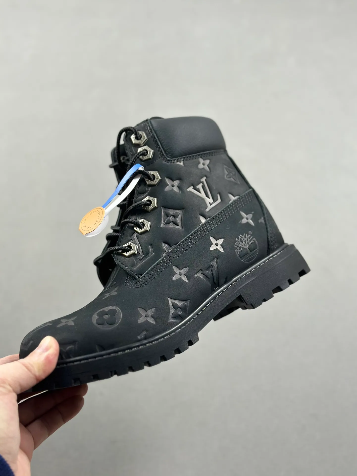 Local pick-up 💰1100 supports delivery. The same style of Jiaer is pure and original. Produced by Zhongshan Factory. Louis Vuitton As the first collaboration between the two parties, this shoe redefines the classic design of Timberland's 6-inch rhubarb boots. Timberland/Timberland's 6-inch full-print presbyopic rhubarb boots pay homage to the classic yellow boot shape of the 1996 Grandmaster Flash. Original hardware molded lace buckles. Newly upgraded top-notch craftsmanship. OEM by Zhongshan factory. Original imported leather - independent private mold outsole, correct logo, non-market wrong version. Original and consistent full-grain nubuck leather collar, all-cow lining, brand new original packaging shoe box, exclusive supply to the market, official item number: 1AD7YN, size: 35 36 37 38 39 40 41 42 43 44 45 46